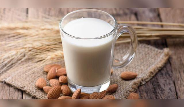 La leche de almendras es una de las más sabrosas y tiene múltiples usos.   