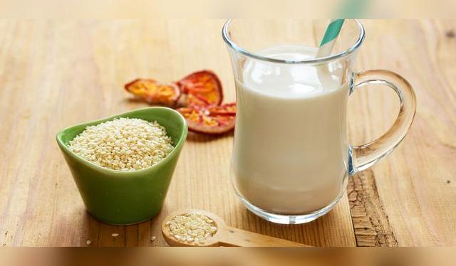 La leche de ajónjolí puede ganar sabor si previamente tuestas el grano.   