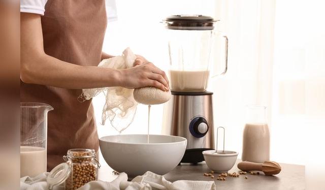 La técnica es sencilla: una licuadora y una tela para filtrar. El resto depende de la proporción de insumo y agua.   