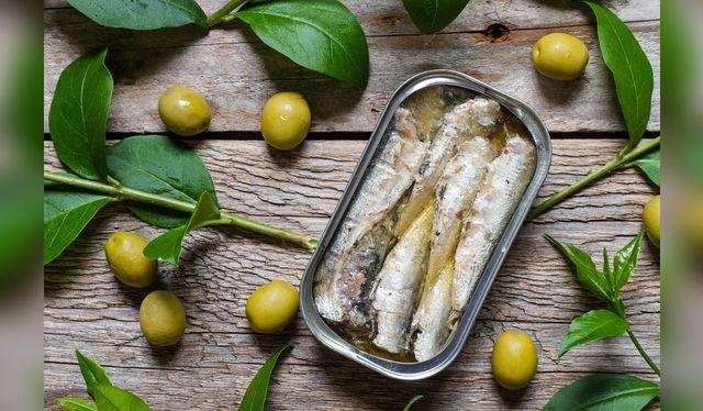 Sardinas en aceite de oliva: uno de los complementos que acompañan al producto principal, que es el pescado. Sardinas en aceite de oliva: uno de los complementos que acompañan al producto principal, que es el pescado.