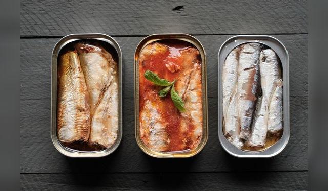 Tres tipos de conserva de sardina entera (sin cabeza ni cola). Tres tipos de conserva de sardina entera (sin cabeza ni cola).