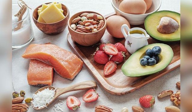  Reducir al mínimo el consumo de carbohidratos y proteínas, y aumentar las grasas... pero grasas saludables.    