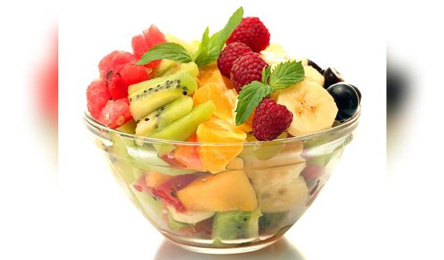 Reemplaza tu jugo por frutas frescas, y deja que tus hijos crezcan con esa costumbre.   