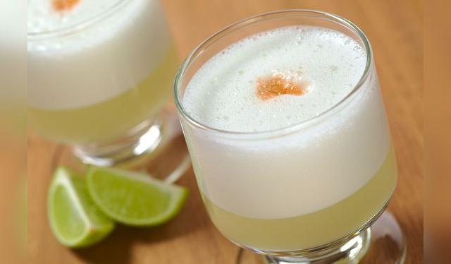 Estas copitas suelen ser donde se sirven los pisco sour de cortesía: la peor expresión de nuestro coctel bandera.   