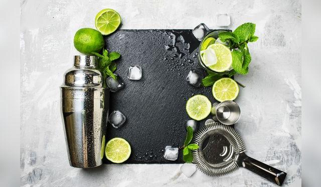 Una coctelera de tres cuerpos y un colador: equipos básicos de coctelería.   