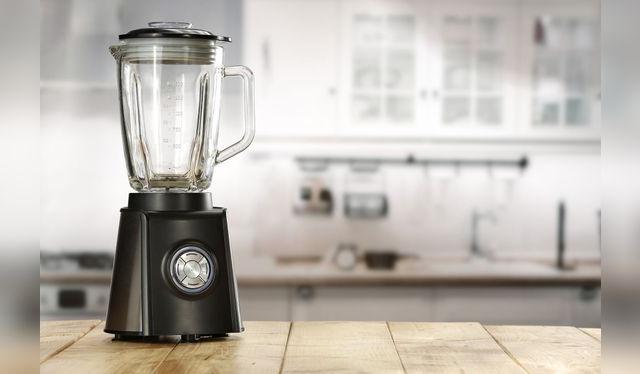 Aunque se le ha satanizado para hacer cocteles, la licuadora, bien usada, sirve muy bien para el pisco sour.    