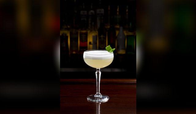 Elegancia y equilibrio en una copa. Si lo tomas del tallo, la bebida se mantiene fría.    