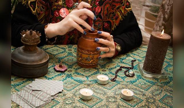 Las pociones afrodisíacas pueden tener distintos orígenes: desde la farmacéutica hasta los brujos. Las pociones afrodisíacas pueden tener distintos orígenes: desde la farmacéutica hasta los brujos.