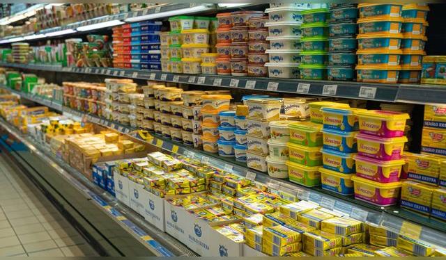 A la hora de escoger mantequilla o margarina, compara sus valores nutricionales y fíjate que no contenga grasas trans.    