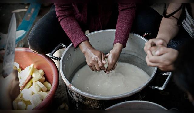 Con lo poco que tienen, estas ollas comunes dan de comer a unas 130 mil personas.   