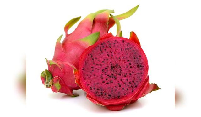 Pitahaya roja con pulpa colorada.   