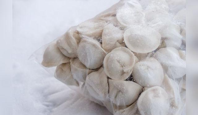 La pasta rellena se congela muy bien y se puede descongelar directamente en la olla con agua caliente.    