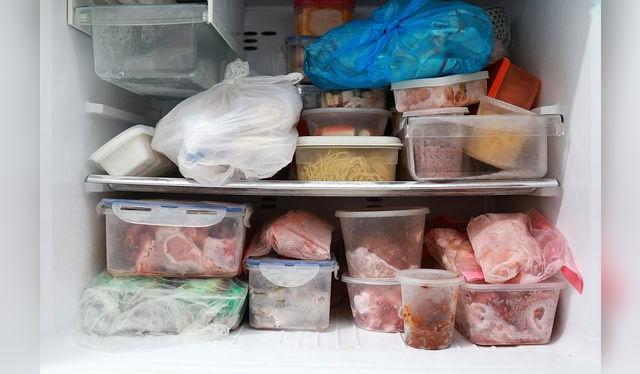 Mantén tu congelador en orden, y si es posible, etiqueta los recipientes con la fecha de congelado.   