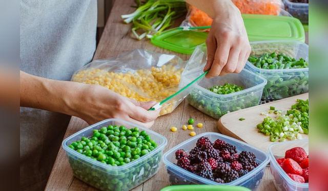 Usa recipientes con cierre hermético, sean bolsas o tapers.   