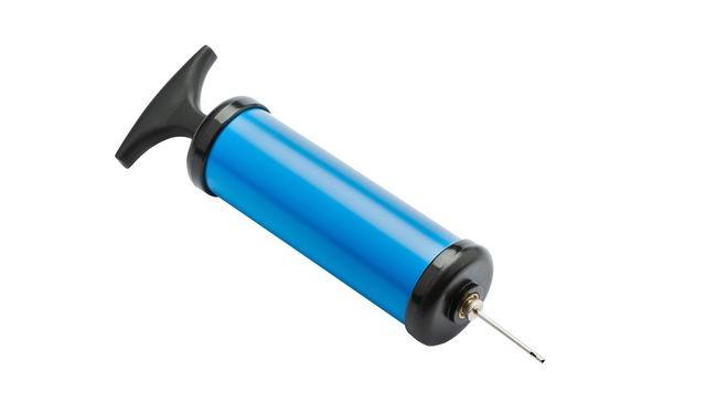 No será fácil atravesar el corcho, pero una vez dentro, solo queda bombear.    