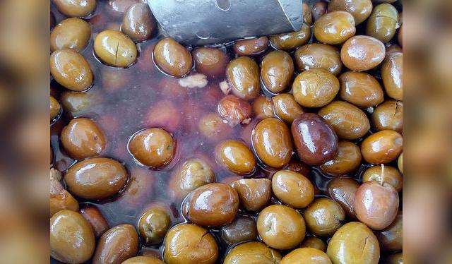 La soda cáustica acelera el proceso de curado para que las aceitunas verdes seas comestibles.   