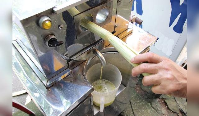 Los trapiches, grandes o chicos, extraen el jugo de caña para consumo directo. La industria concentra estos jugos para producir azúcar.   