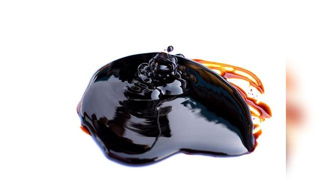 La melaza es un subproducto de la producción de azúcar refinada, que se añade en pequeños porcentajes para producir azúcar rubia o morena.   