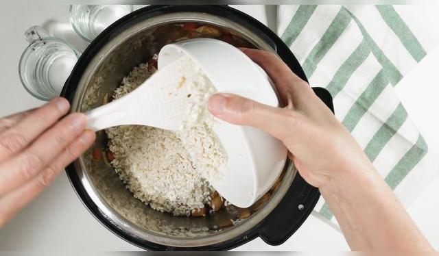 Espera a que el arroz lavado absorba bien el sofrito de ajo para que gane sabor.   