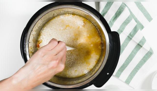 Recuerda agregar lo necesario antes de cerrar la olla.    