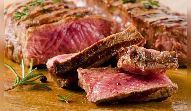 Una buena buena cocción mantiene los jugos y crea la costra y caramelización necesarias para darle sabor a la carne.    