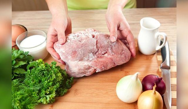 Antes de llevarlas al fuego, descongela la carne y llévala a temperatura ambiente.   