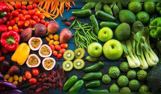 Nada mejor que una alimentación que considere frutas y verduras de muchos colores.   