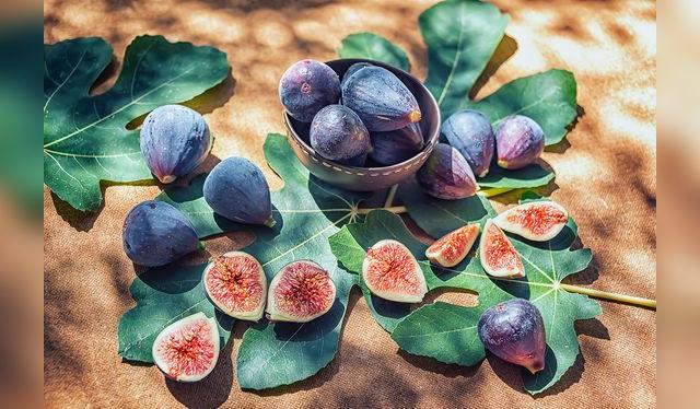 El higo es rico en fibra y minerales, y bajo en calorías.    
