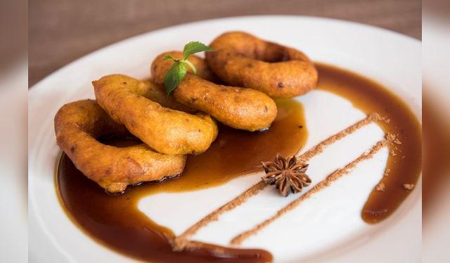La miel de los picarones lleva hojas de higo: el secreto del sabor.    
