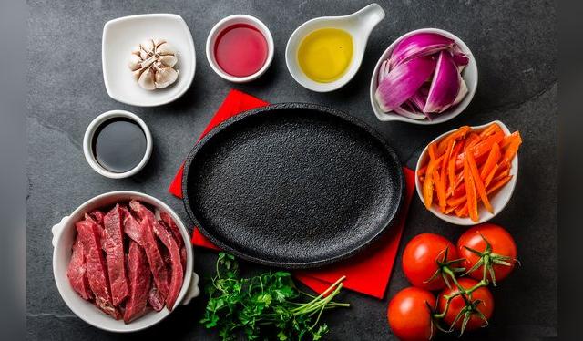 El mise en place (tener todo listo a a mano) del saltado es indispensable, porque se cocina veloz.    