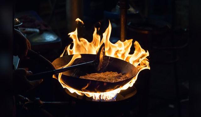 La saltado necesita fuego fuerte; pero si no tienes, calienta bien tu sartén hasta que humee.    