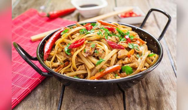 Puedes servir el tallarín en un wok como este o en fuente.    