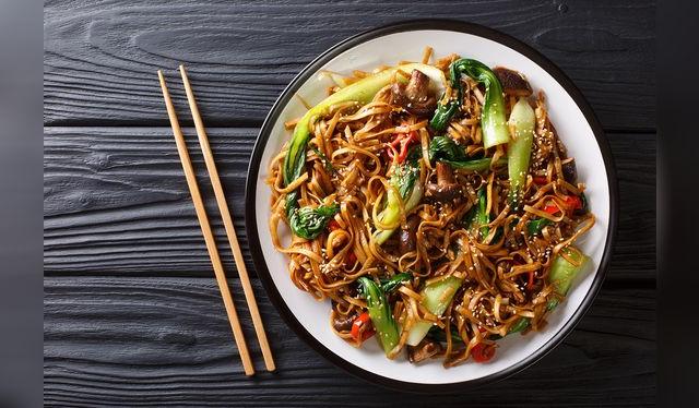 Si gustas, puedes agregar chuño disuelto en agua fría al final para que la salsa espese.   