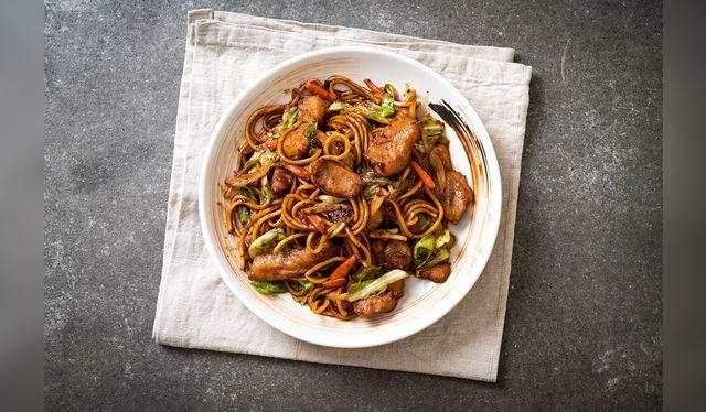 Puedes reemplazar las verduras con lo que tengas. Solo asegúrate de que queden crocantes.   