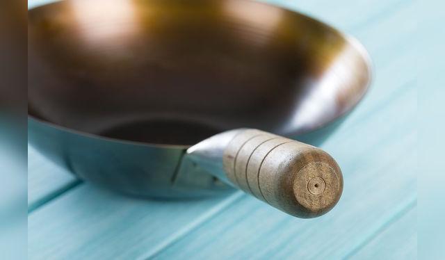 Después de curado, el wok debe lucir así, de un color marrón brilloso.    