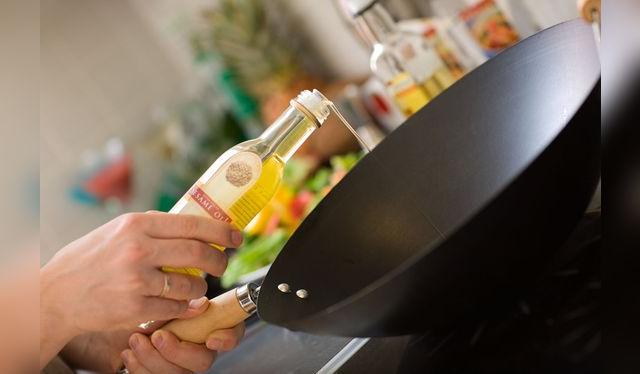 Un chorrito de aceite bien esparcido por toda la superficie del wok basta para mantenerlo libre de óxido.   