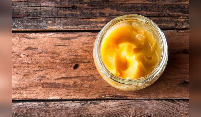 La cristalización es un proceso absolutamente natural (y deseable) de la miel de abeja. La cristalización es un proceso absolutamente natural (y deseable) de la miel de abeja.