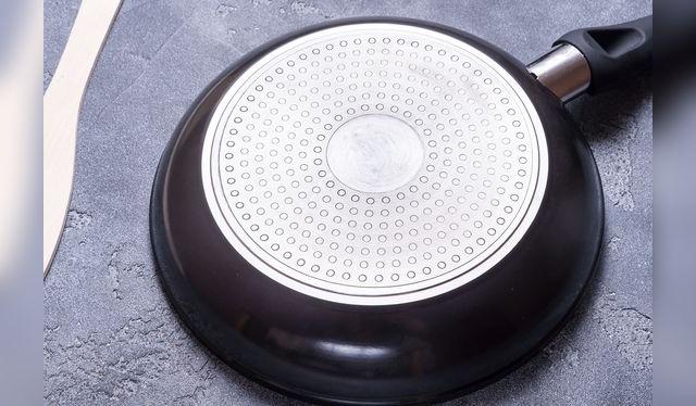 Hay muchas marcas que trabajan con Teflón; el peso, sin embargo, es una marca de calidad, para evitar malformaciones de la sartén.   