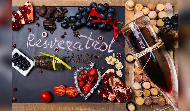 El resveratrol tiene muchos beneficios para la salud y se encuentra en frutos rojos , como las fresas y la granada. El resveratrol tiene muchos beneficios para la salud y se encuentra en frutos rojos , como las fresas y la granada.