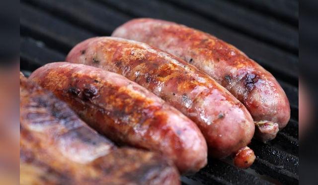 La carne molida de cerdo debe cocinarse más que los cortes.   