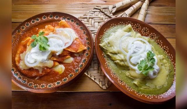 Las enchiladas llevan ese nombre porque son tortillas bañadas en salsa de chiles.   