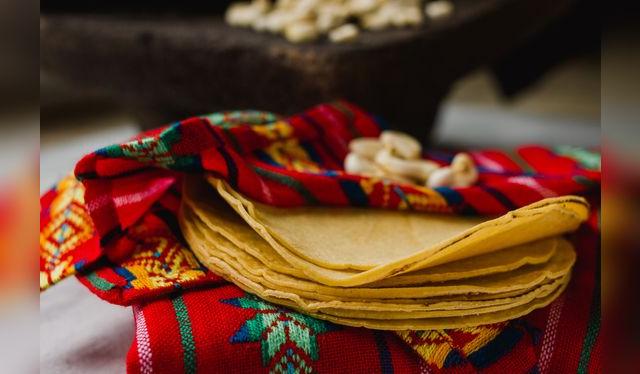 La tortilla de maíz es la base de la alimentación de la nación mexicana.    