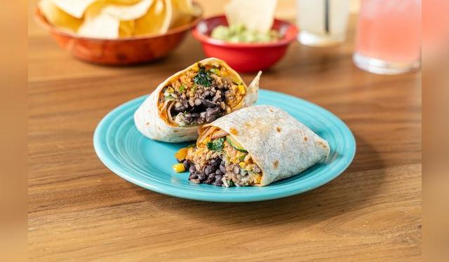 Los burritos están hechos con tortilla de trigo; el relleno suele ser frejoles, carnes y verduras.   