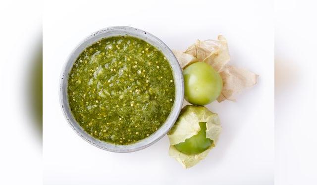 La salsa verde, hecha con tomatillos verdes, es una de las clásicas salsas para acompañar tacos.   