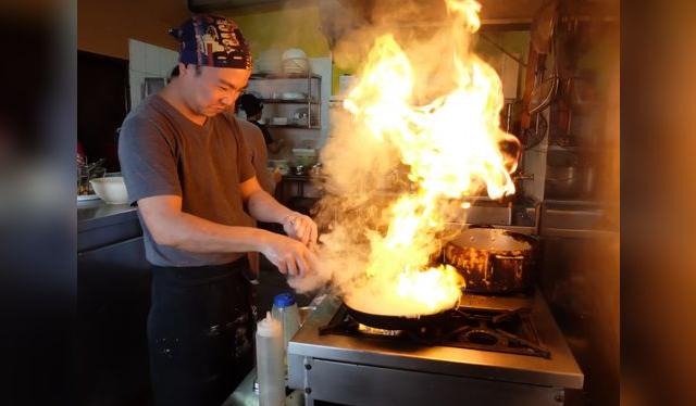 Tomás empezó a cocinar con su papá, pero desde hace 9 años está a cargo de la cocina de Al Toke Pez. Tomás empezó a cocinar con su papá, pero desde hace 9 años está a cargo de la cocina de Al Toke Pez.