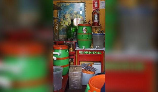 Puesto de venta de alcohol y cañazo en Cajamarca. En muchos de estos lugares se adultera el aguardiente.    
