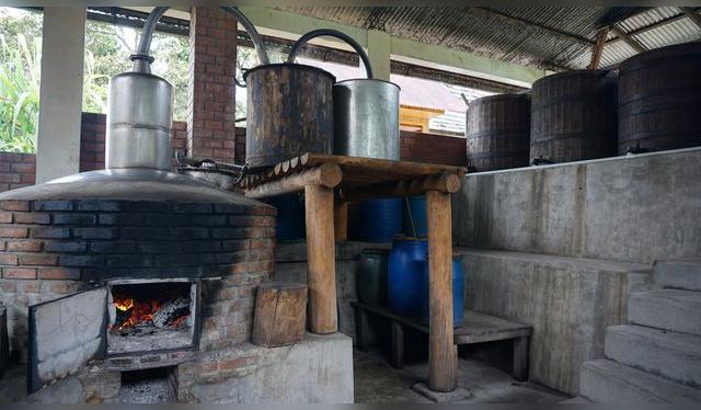 Alambique y tanques de fermentación en Oxapampa, Pasco, uno de los lugares de mayor producción de cañazo.   