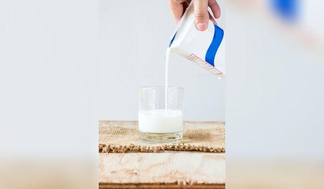 La leche UHT permite a la leche mantenerse sin refrigerar durante meses, antes de abrirse. La leche UHT permite a la leche mantenerse sin refrigerar durante meses, antes de abrirse.