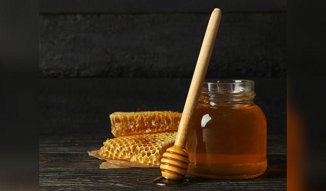 La miel de abeja se considera un producto saludable, pero debe consumirse con moderación. La miel de abeja se considera un producto saludable, pero debe consumirse con moderación.
