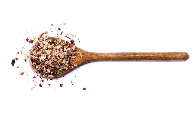 Tú también puedes hacer tu sale: solo combínala con las especias o hierbas de tu preferencia.    